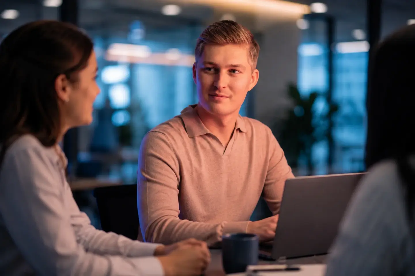 Man heeft vergadering met collega's