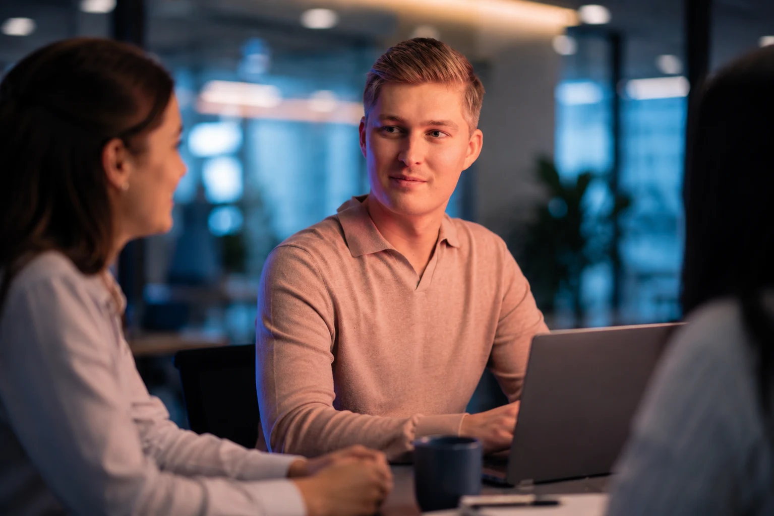 Man heeft vergadering met collega's