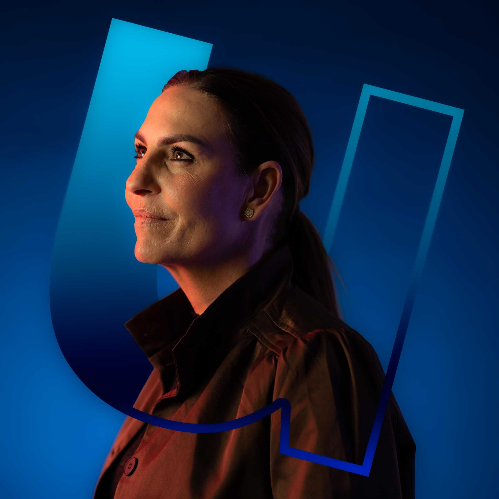 Vrouw-kijkt-weg-van-camera